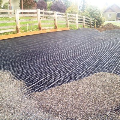 Pavimenti di plastica per terra geocelle ghiaia paddock griglia cavallo erba e casa agricola