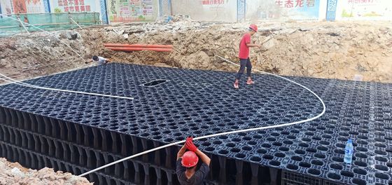 Moderna vasca di infiltrazione dell'acqua piovana
